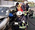 Aufschneiden eines Unfallfahrzeugs durch Rettungskräfte. Foto: ADAC